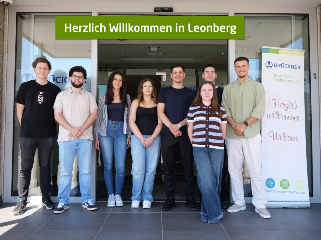 Gruppenbild der neuen Azubis und Studenten aus Leonberg